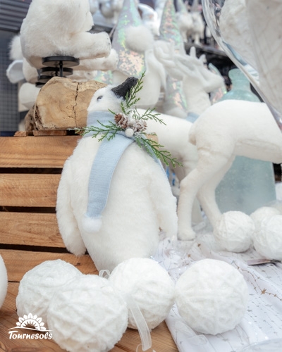Décorations de Noël en peluche avec pingouin et boules de neige.